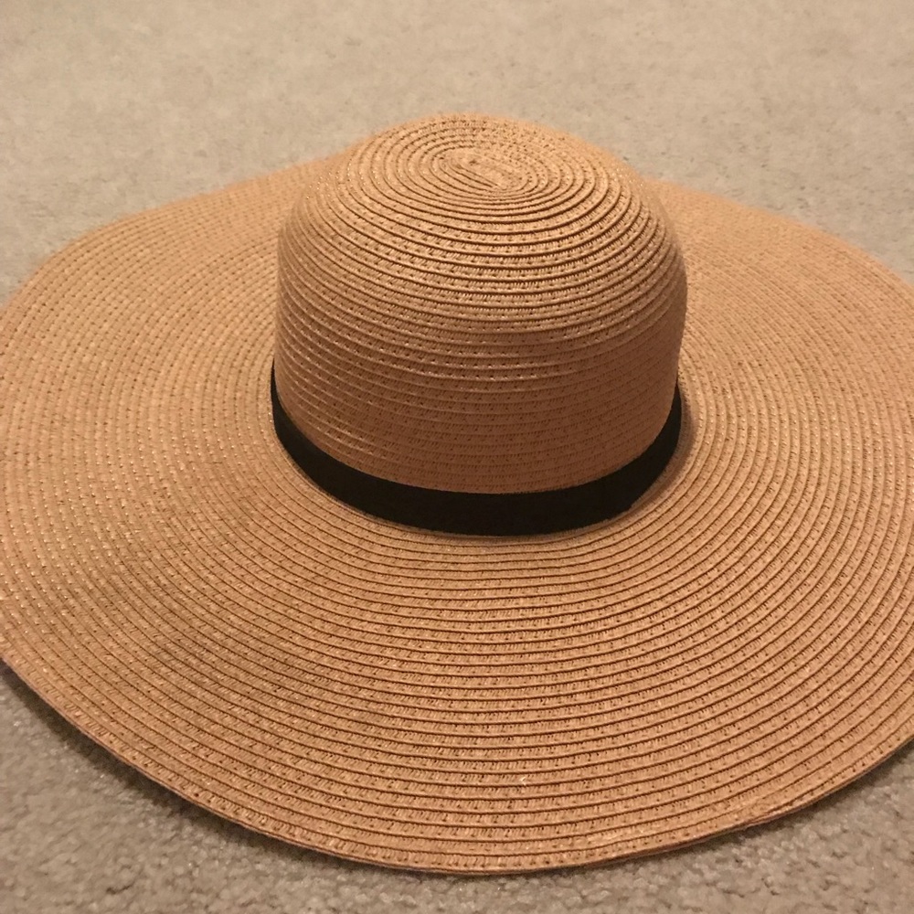Claire’s straw sun hat w black detail. Brand new